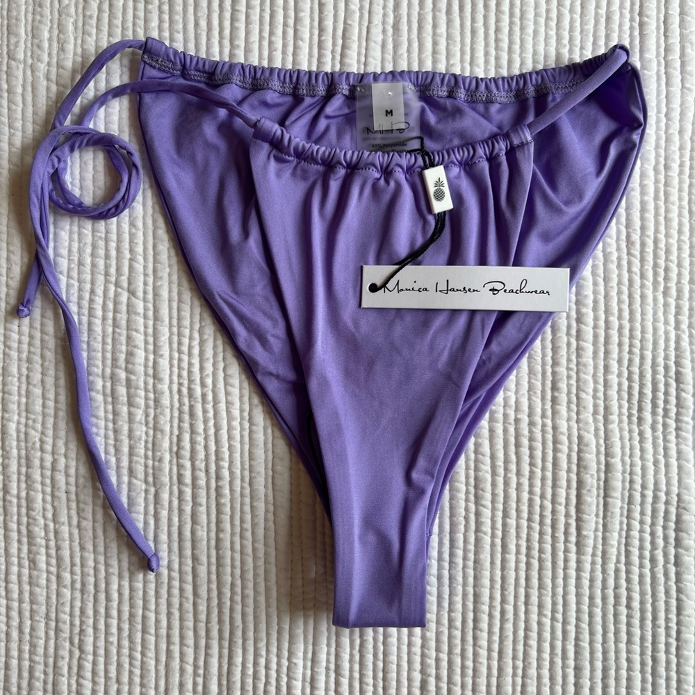 MONICA HANSEN Beachwear Bond Girl Side Tie String Bikini Bottom (Lilla)